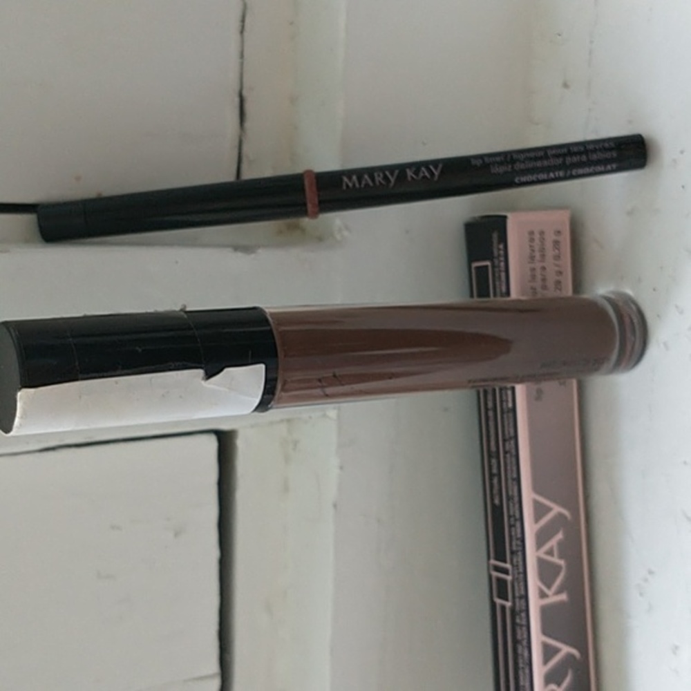 Mary Kay Chocolate Nude Lip Gloss Shine and Chocolate Lip liner New